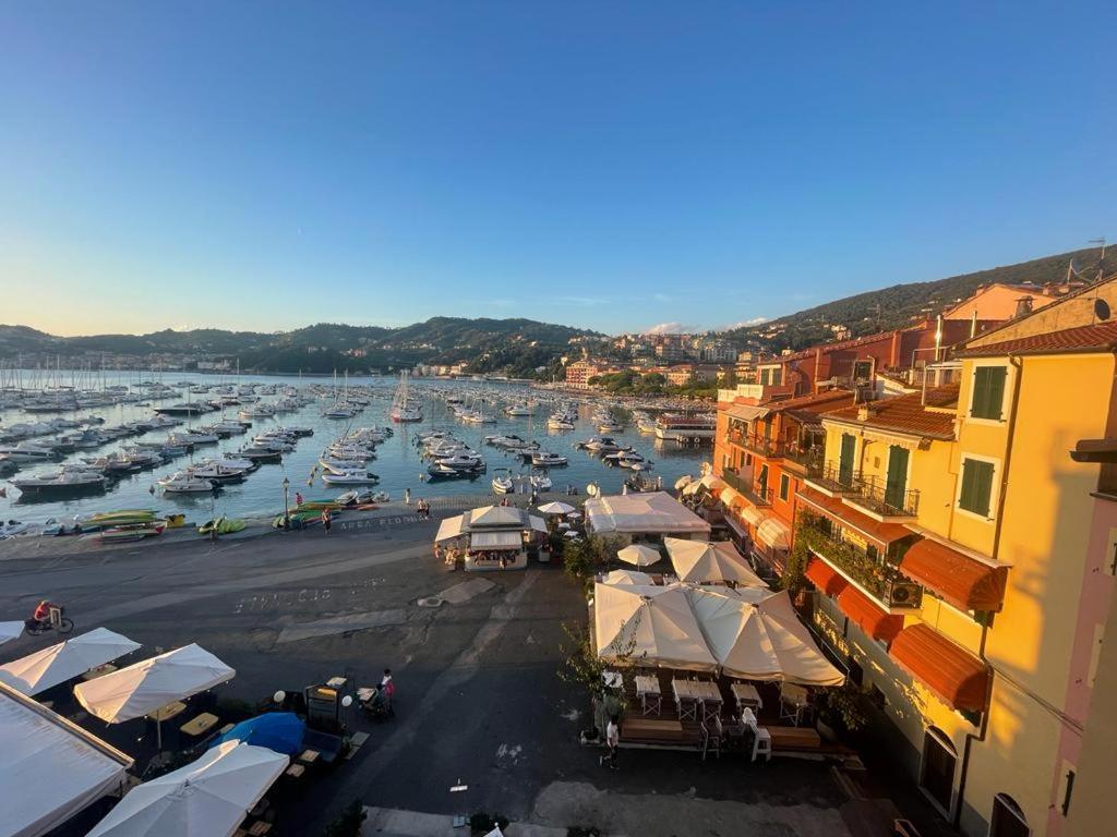 Suite Ventidue - Fronte Mare Леричи Экстерьер фото