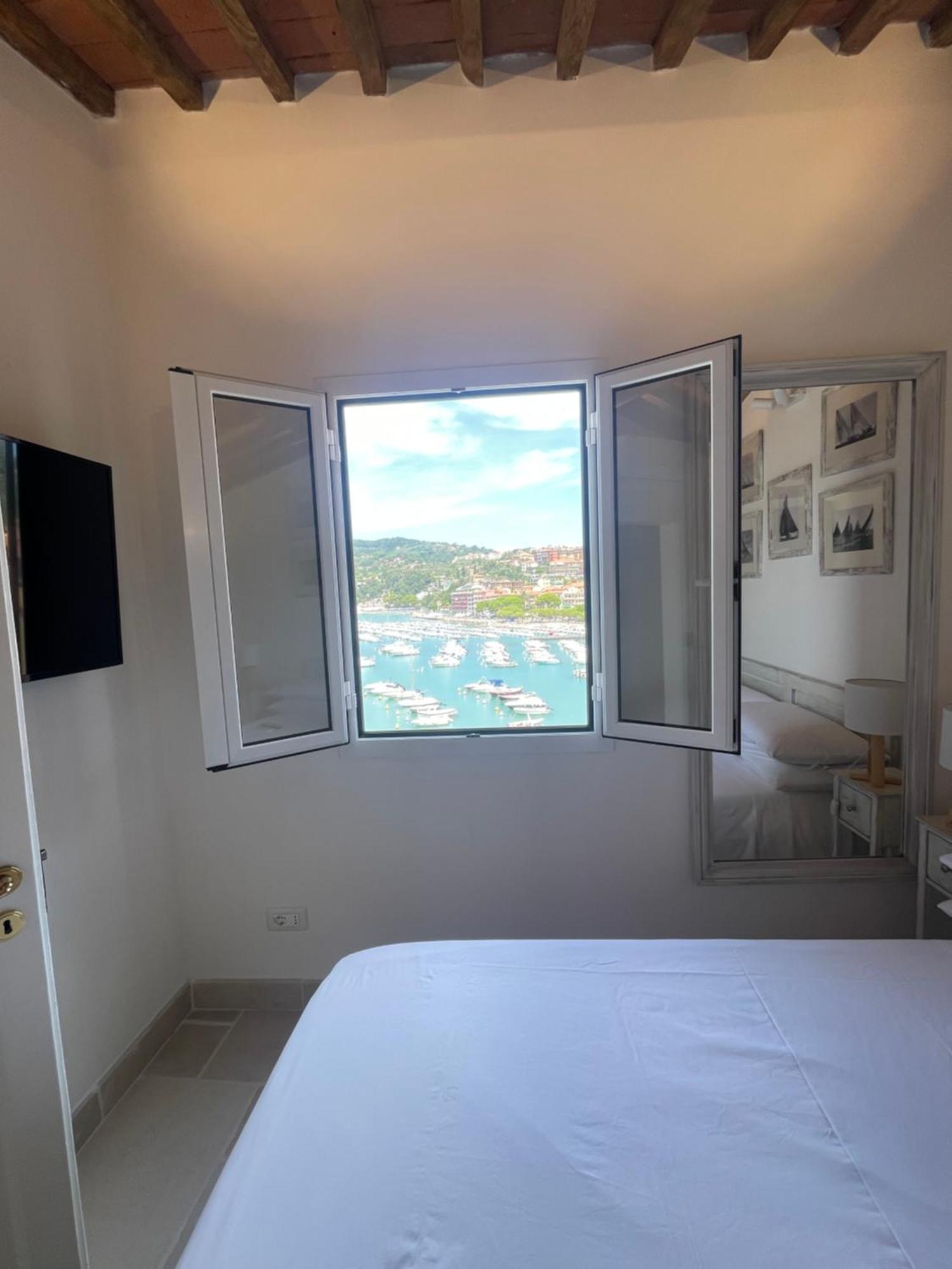 Suite Ventidue - Fronte Mare Леричи Экстерьер фото